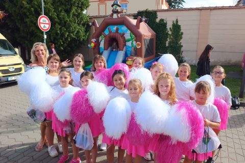 Roztleskávačky Kadaňské jedničky zazářily na Ozvěnách pohádkového festivalu